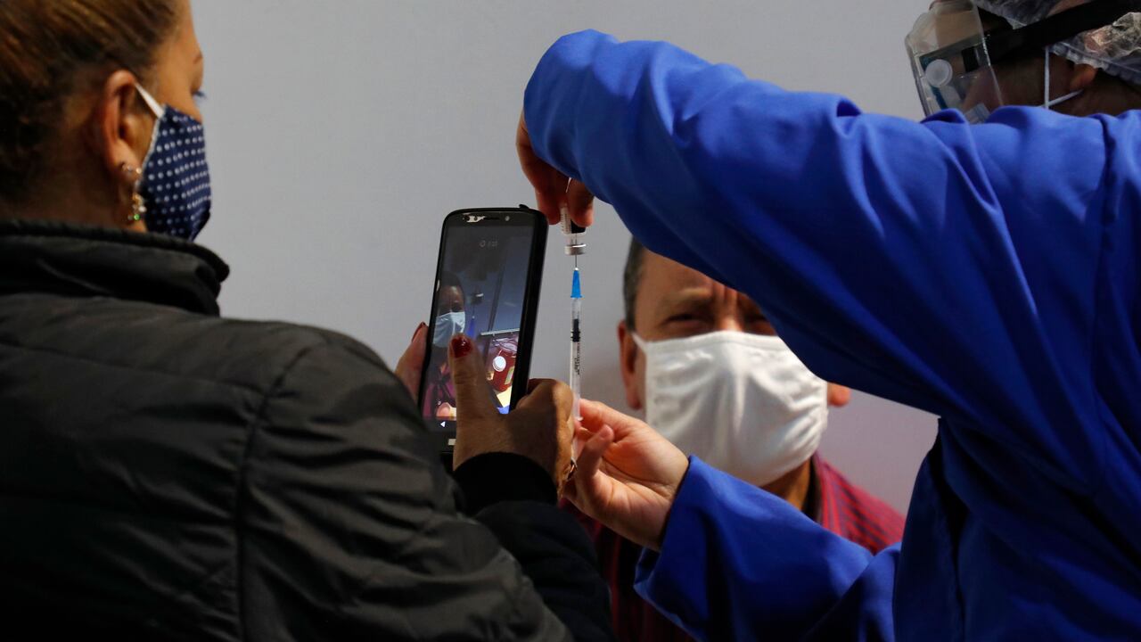 Compensar y Nueva EPS abren en Corferias el punto de vacunación contra el Covid 19 mas grande del pais
centro de vacunación masiva
Bogota junio 8 del 2021
Foto Guillermo Torres Reina / Semana