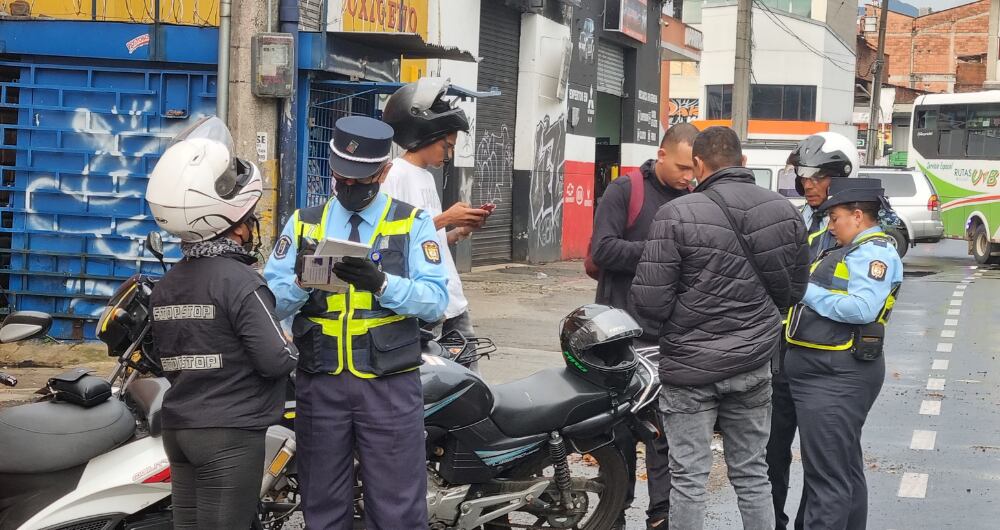 Imposición de comparendos en las calles de Medellín por incumplimiento del pico y placa.