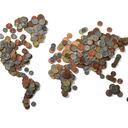 Mapa del mundo hecho de moneda. Aislado en blanco, con trazado de recorte