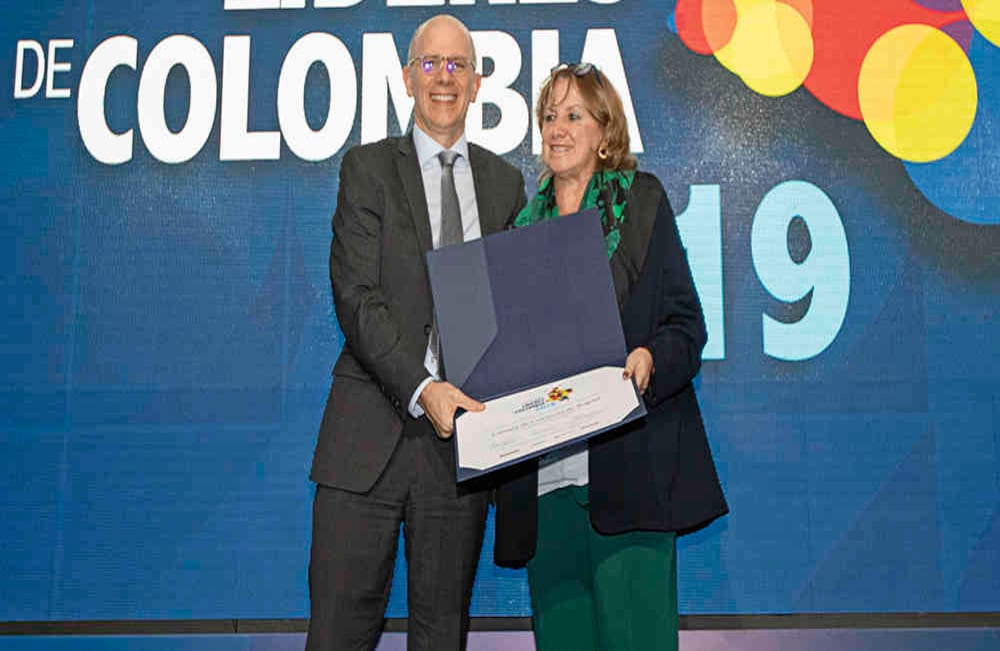 La Cámara de Comercio, encabezada por Mónica de Greiff, recibió el premio de manos de Alejandro Santos.