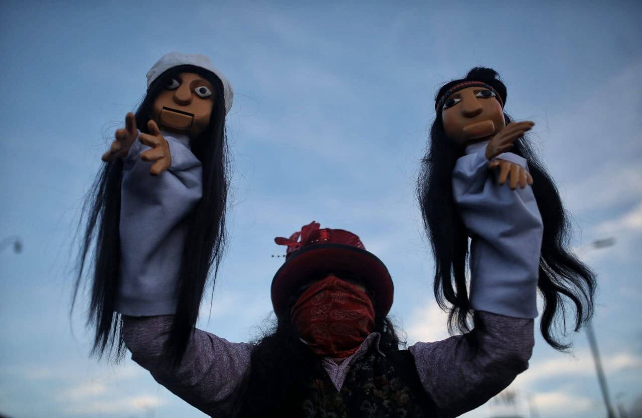 Con marionetas y antorchas, bogotanos marcharon en cuarentena para exigir mejores beneficios al Gobierno mientras pasa la pandemia