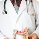 Comer fibra y evitar el gluten, son algunas recomendaciones para evitar el síndrome de intestino irritable. Foto: GettyImages.