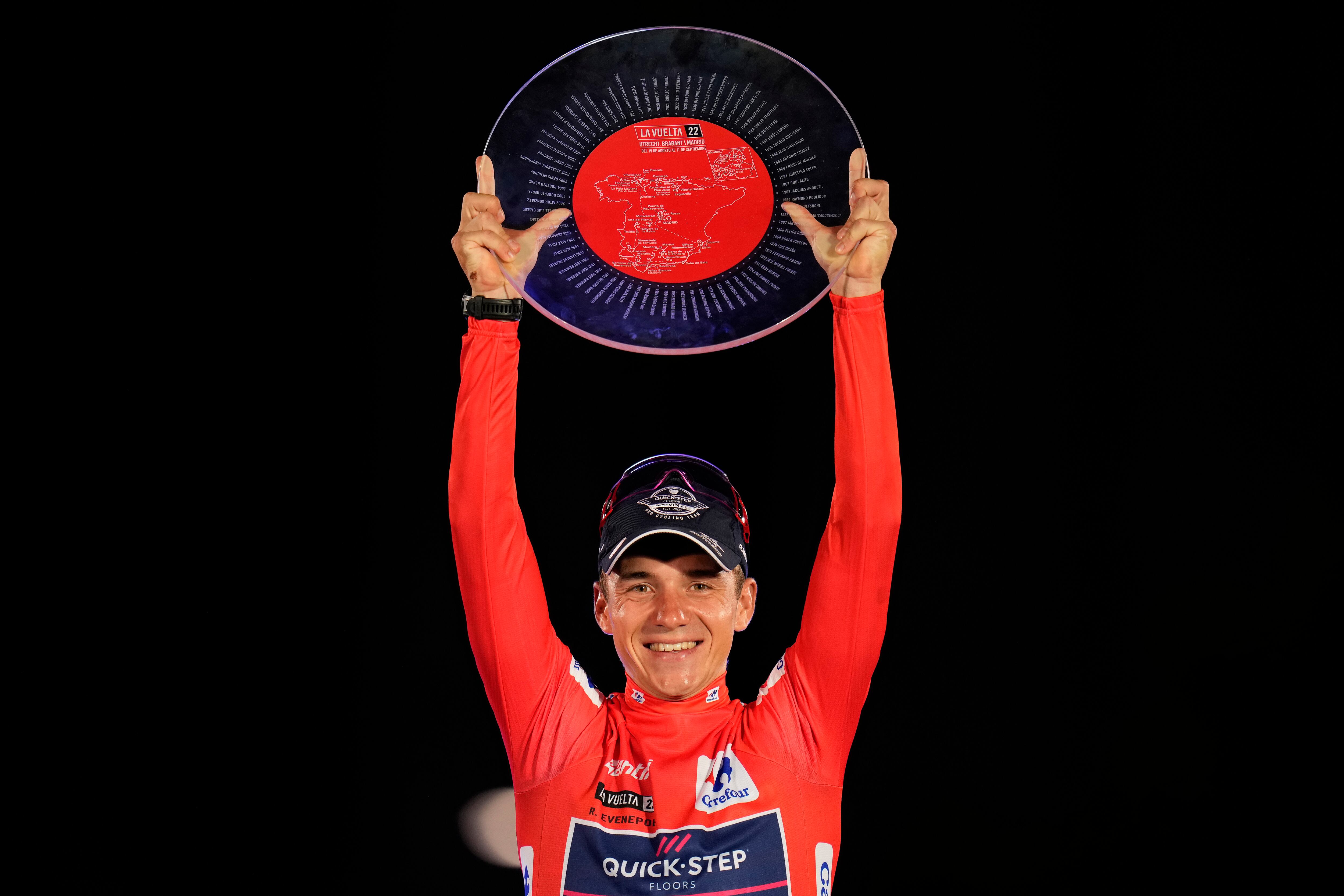 Remco Evenepoel celebrando su título en la Vuelta 2022.