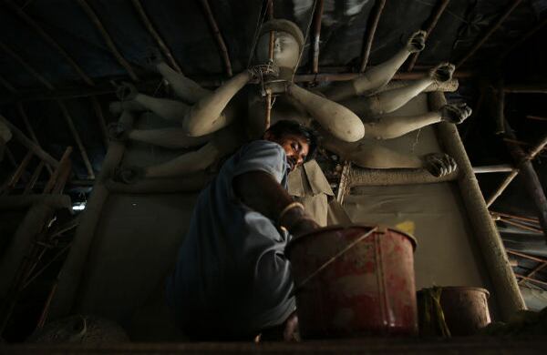 Un artista hindú recubre con barro a la diosa Durga durante el festival Durgá Puyá en Nueva Delhi, capital de India. (AP) 