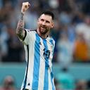 Lionel Messi de Argentina celebra después de que su compañero Julián Álvarez anotó el tercer gol de su equipo durante el partido de fútbol semifinal de la Copa del Mundo entre Argentina y Croacia en el Estadio Lusail en Lusail, Qatar, el martes 13 de diciembre de 2022.