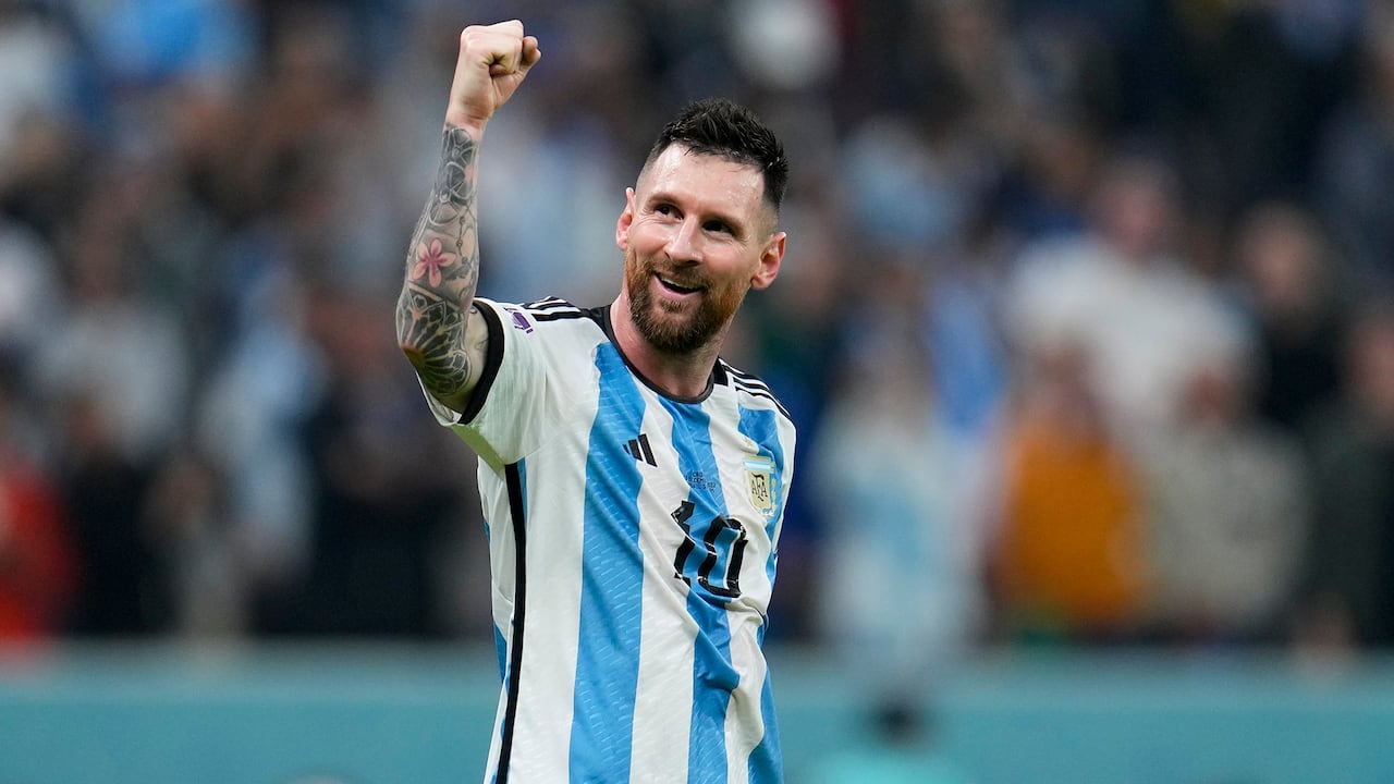 Lionel Messi de Argentina celebra después de que su compañero Julián Álvarez anotó el tercer gol de su equipo durante el partido de fútbol semifinal de la Copa del Mundo entre Argentina y Croacia en el Estadio Lusail en Lusail, Qatar, el martes 13 de diciembre de 2022.