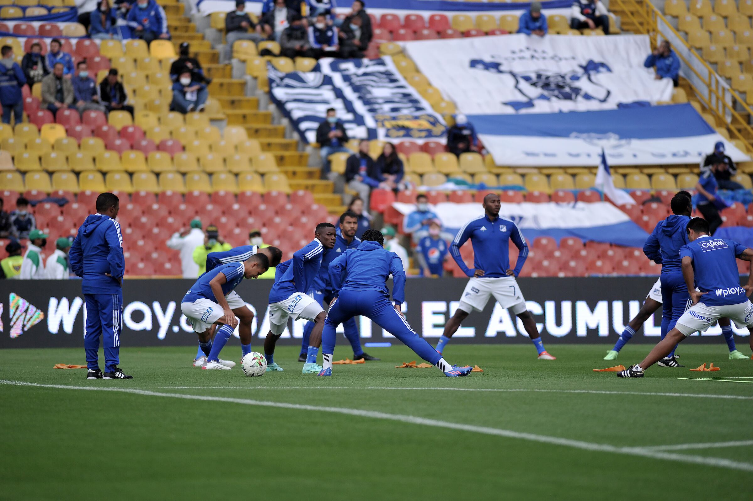 BOGOTA - COLOMBIA, 16-02-2022: Millonarios F. C. y Aguilas Doradas Rionegro durante partido de la fecha 7 por la Liga BetPlay DIMAYOR I 2022 jugado en el estadio Nemesio Camacho El Campin de la ciudad de Bogota. / Millonarios F. C. and Aguilas Doradas Rionegro during a match of the 7th date for the BetPlay DIMAYOR I 2022 League played at the Nemesio Camacho El Campin Stadium in Bogota city. / Photos: VizzorImage / Luis Ramirez / Staff.