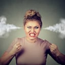 Closeup retrato enojado joven soplando vapor saliendo de los oídos, a punto de tener una avería atómica nerviosa gritando fondo negro aislado. Emoción humana negativa cara expresión sentimiento actitud