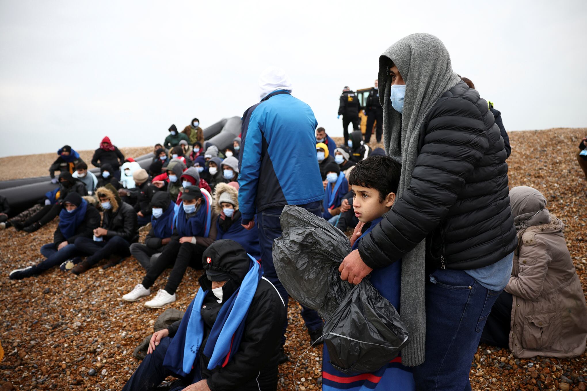 Migrantes rescatados llegan a las costas de Gran Bretaña.