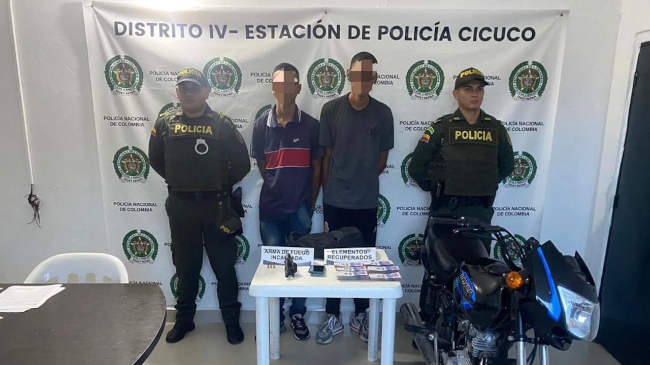 Estos dos hombres fueron capturados en la motocicleta, con armas y la gran suma de dinero.