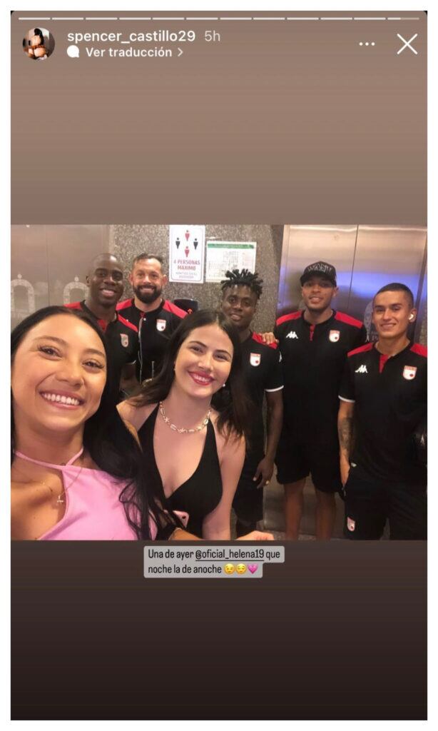 Spencer Castillo con jugadores de Independiente Santa Fe.