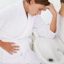 Las náuseas y los vómitos son generados por diversas razones, entre ellas una intoxicación alimentaria.