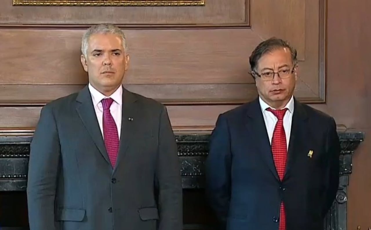 Gustavo Petro e Iván Duque Márquez en condecoración previa a la posesión presidencial - Foto tomada de Twitter