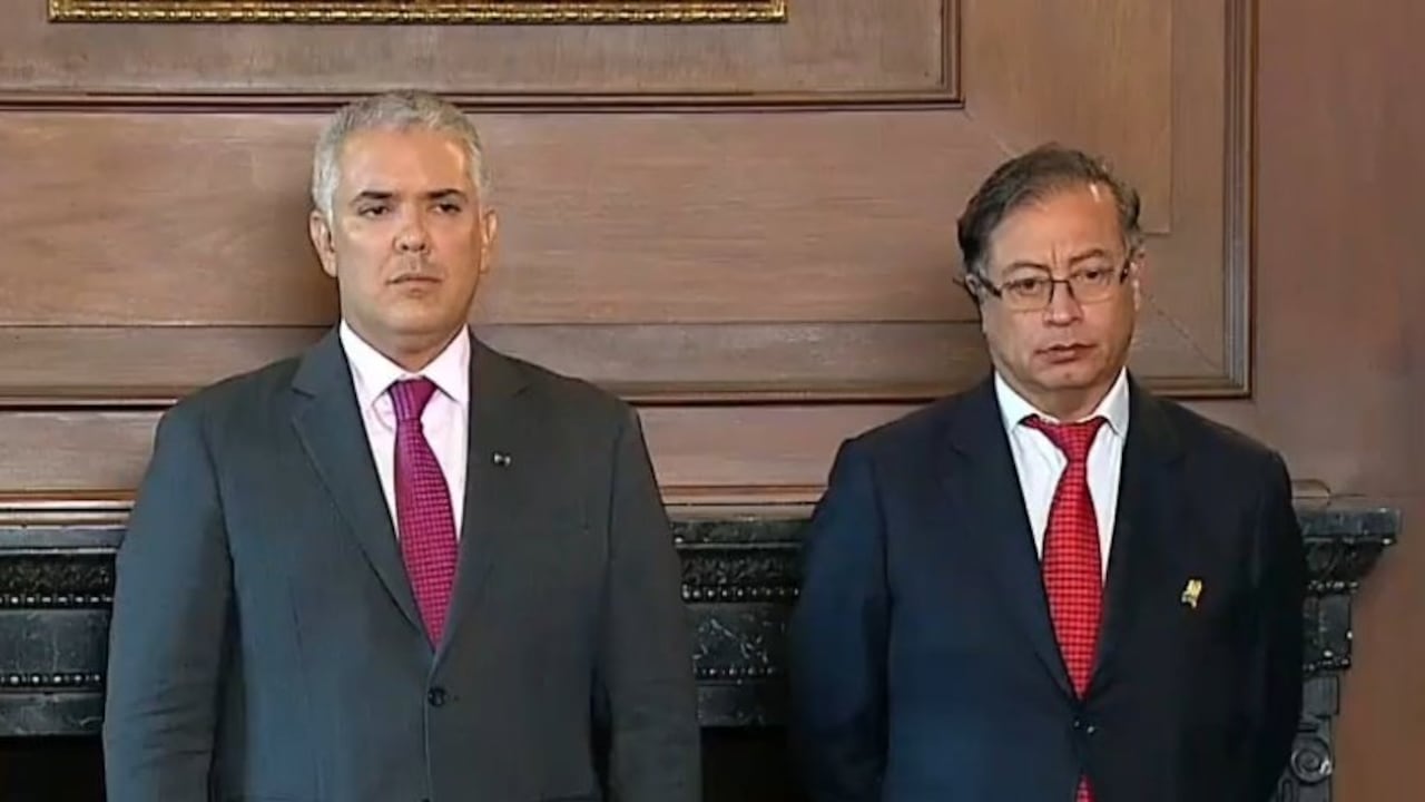 Gustavo Petro e Iván Duque Márquez en condecoración previa a la posesión presidencial - Foto tomada de Twitter