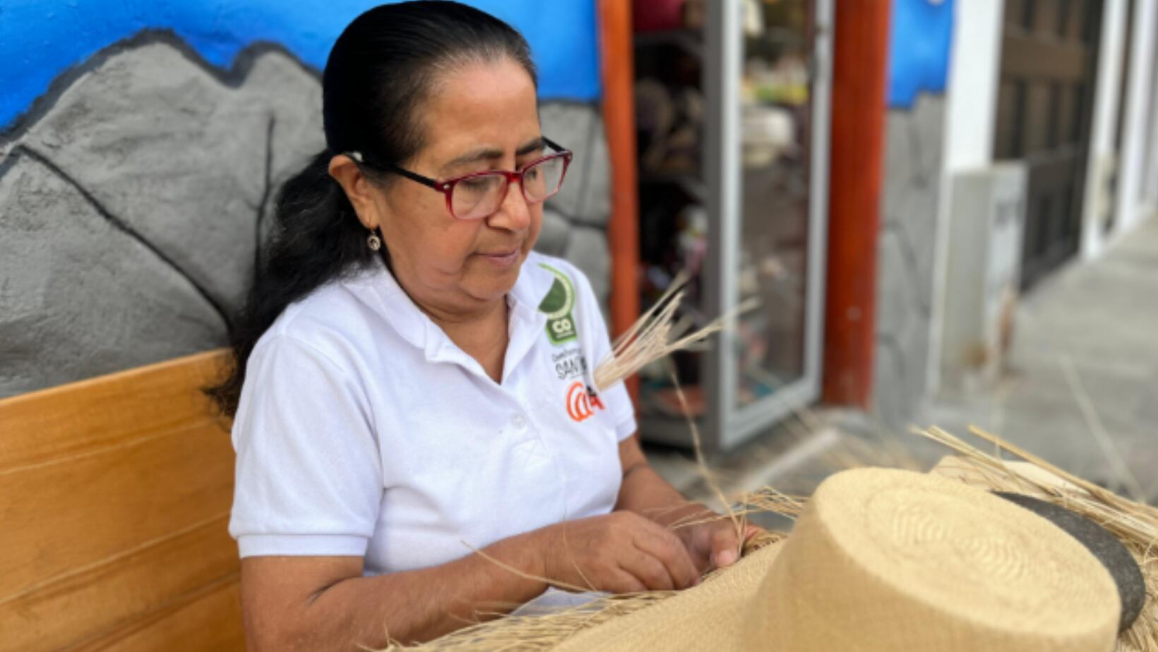 Las manos de las artesanas hacen el tradicional sombrero de paja toquilla