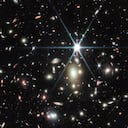 Cúmulo de galaxias masivo llamado WHL0137-08 contiene la galaxia más aumentada conocida en los primeros mil millones de años del universo.