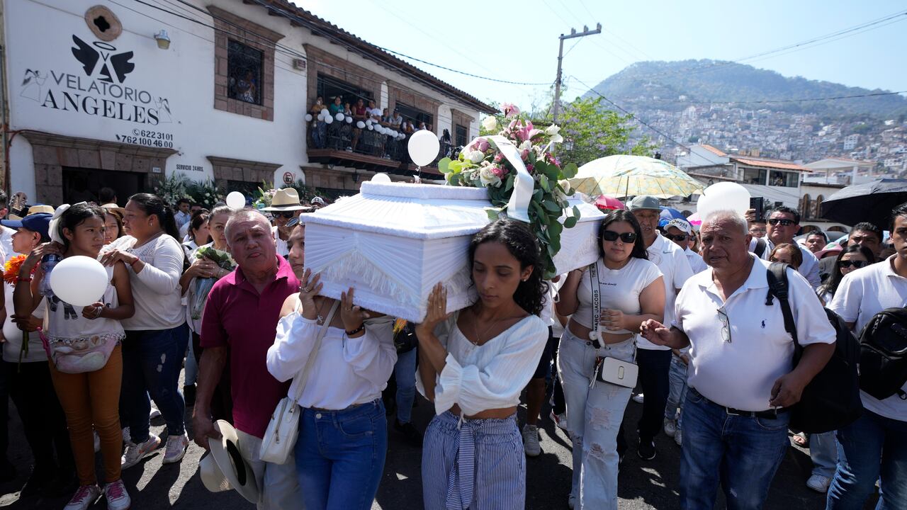 Familiares cargan el ataúd que contiene los restos de una niña llamada Camila, en Taxco, México, el viernes 29 de marzo de 2024. La niña de 8 años desapareció el miércoles; Su cuerpo fue encontrado en una carretera de las afueras de la ciudad la madrugada del jueves. Más tarde, ese mismo día, una turba mató a golpes a una mujer porque era sospechosa de secuestrar y matar a la joven.