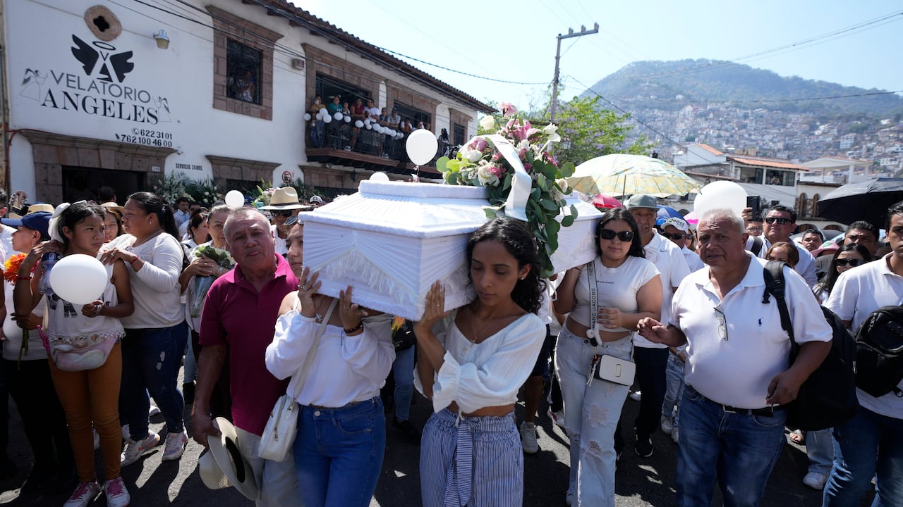 Familiares cargan el ataúd que contiene los restos de una niña llamada Camila, en Taxco, México, el viernes 29 de marzo de 2024. La niña de 8 años desapareció el miércoles; Su cuerpo fue encontrado en una carretera de las afueras de la ciudad la madrugada del jueves. Más tarde, ese mismo día, una turba mató a golpes a una mujer porque era sospechosa de secuestrar y matar a la joven.