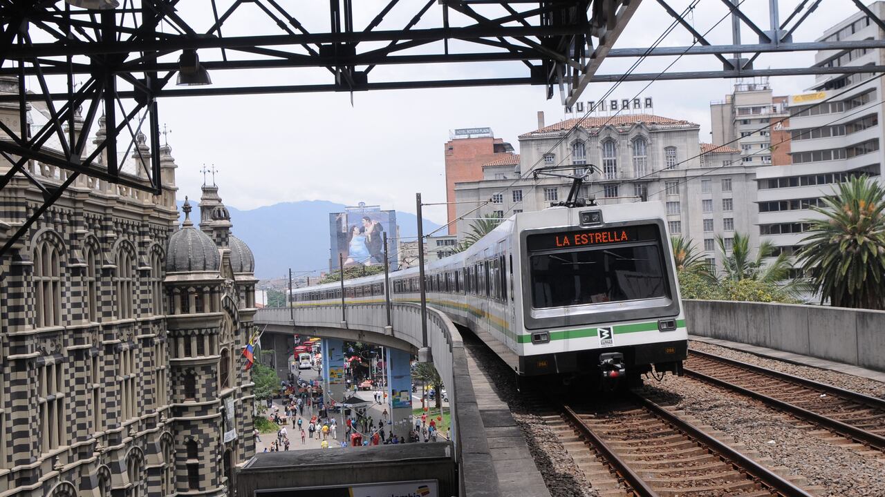 METRO DE MEDELLIN .
MARZO 1 DE 2013
FOTO LUIS BENAVIDES