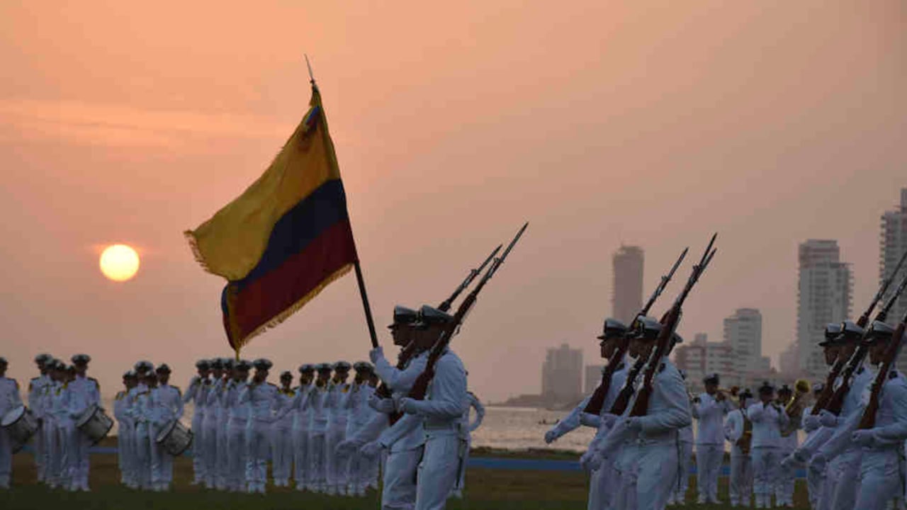 Alumnos de la Escuela Naval Almirante Padilla durante una ceremonia en Cartagena.