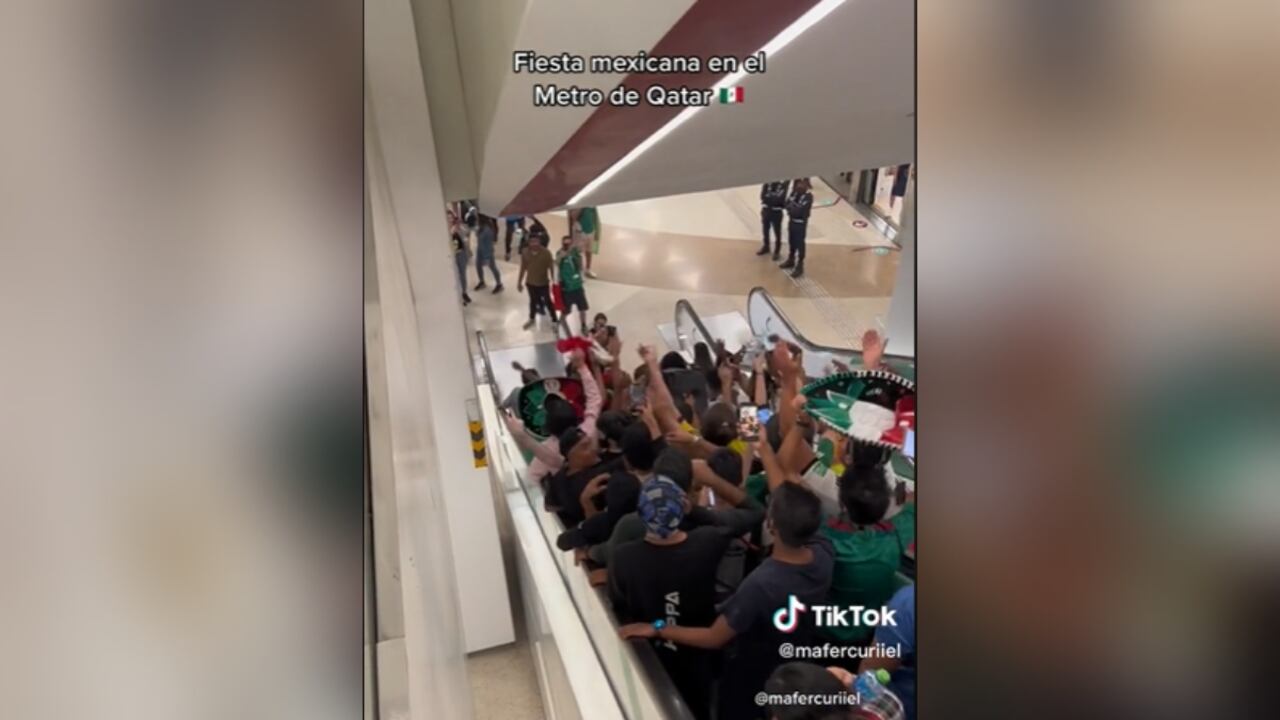 Los turistas continuaron la fiesta en el metro de la ciudad.
