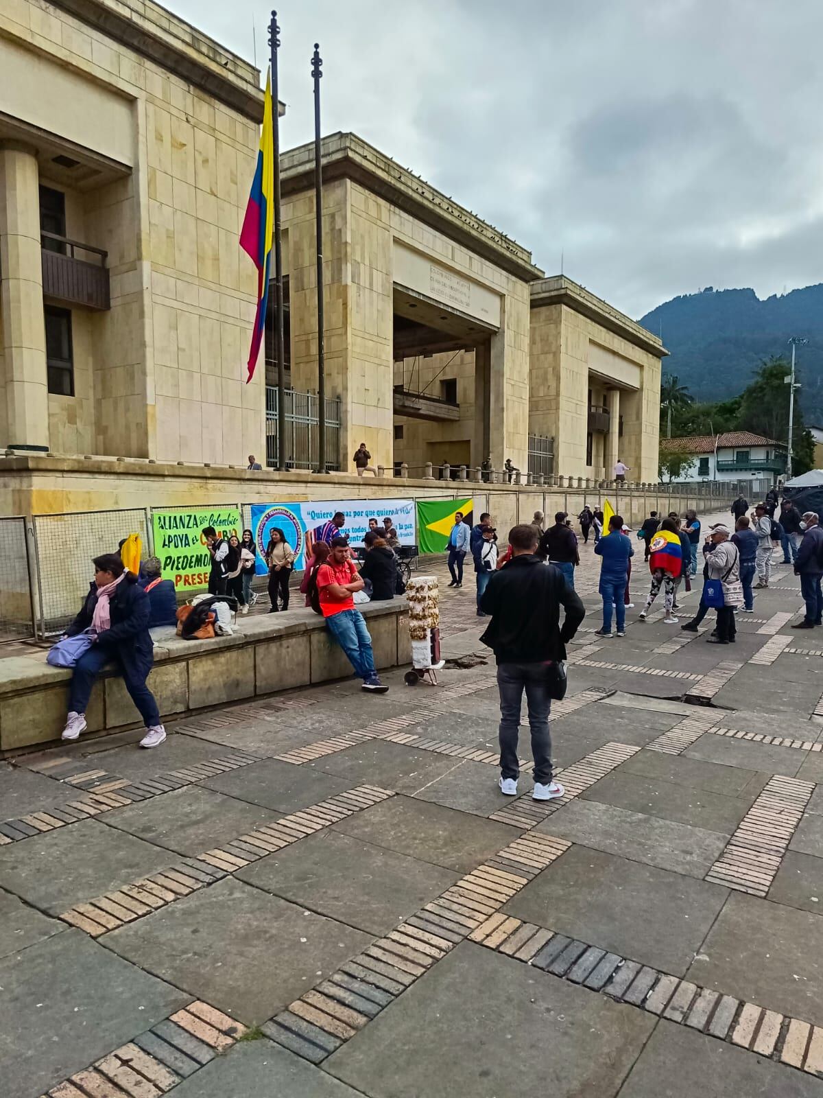 Protestas frente al Palacio de Justicia para exigir celeridad en la elección de la nueva fiscal general de la Nación.