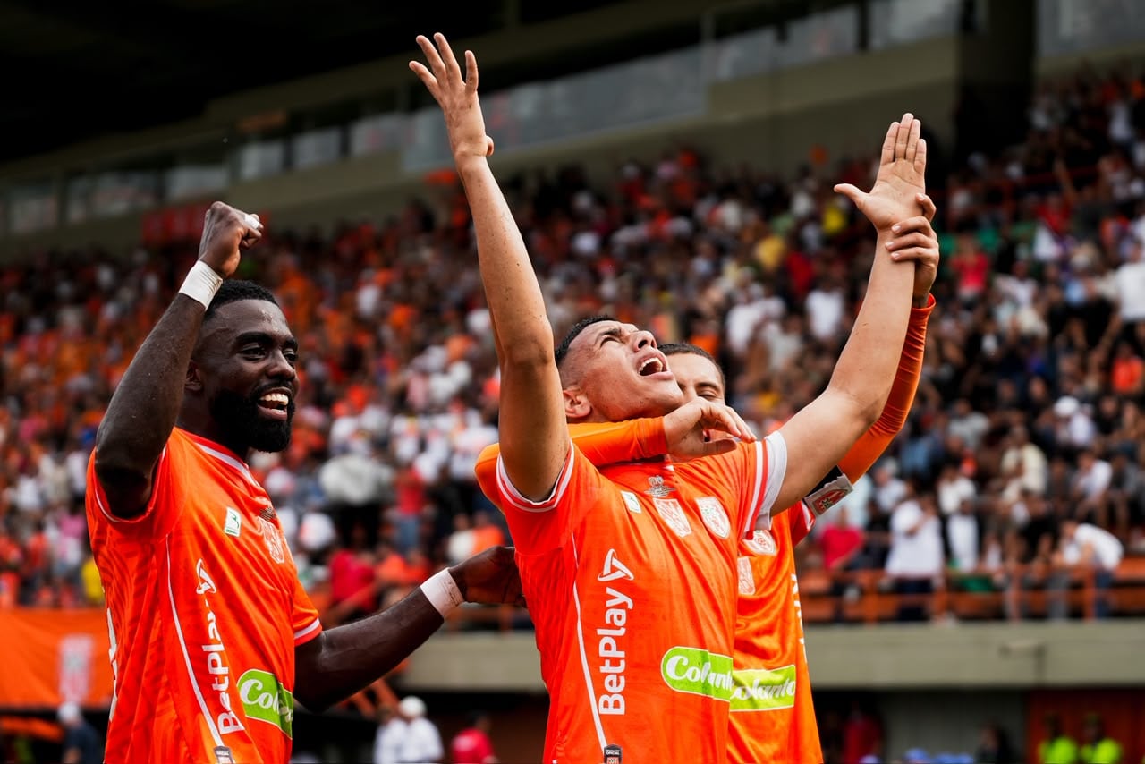 Jugadores de Envigado celebran el gol contra Real Cartagena.