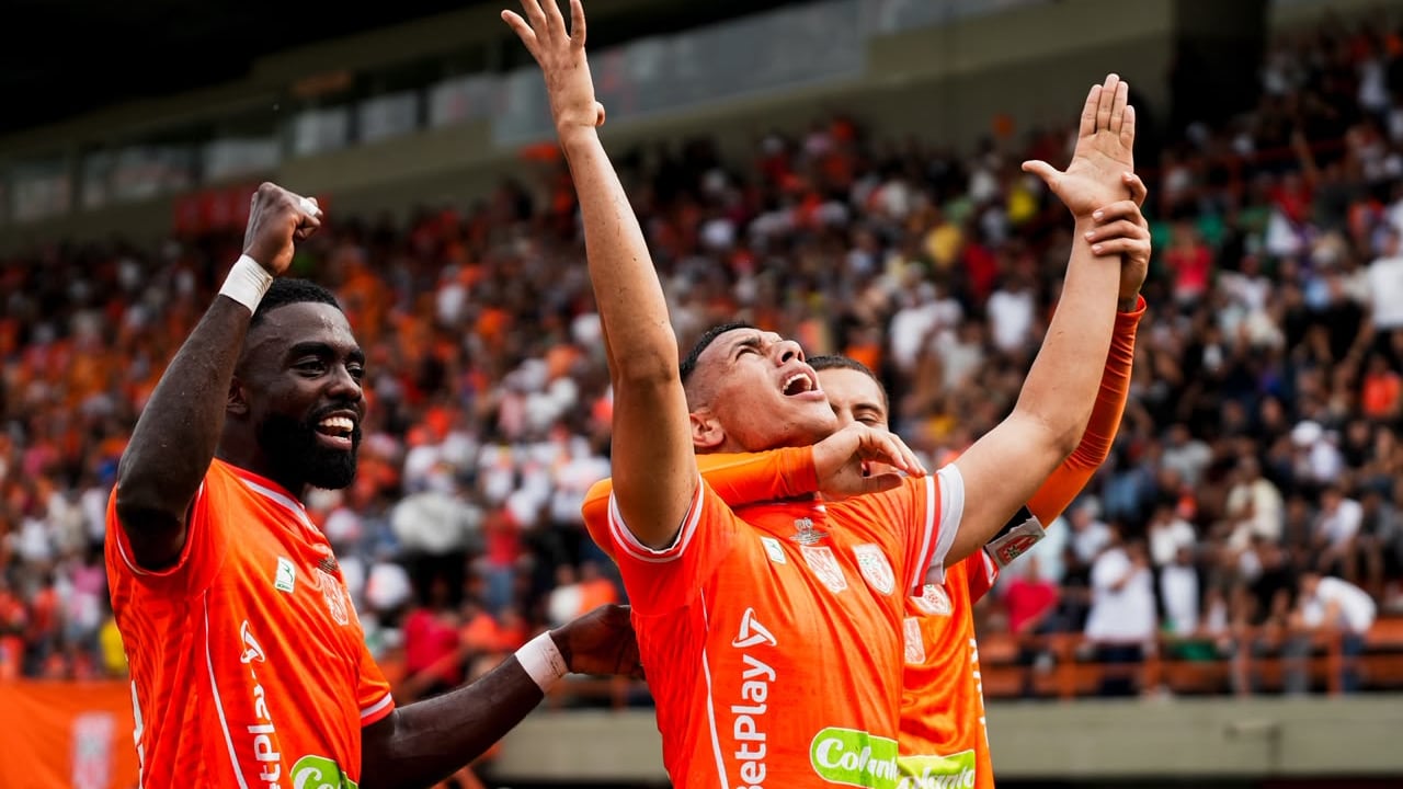 Jugadores de Envigado celebran el gol contra Real Cartagena.