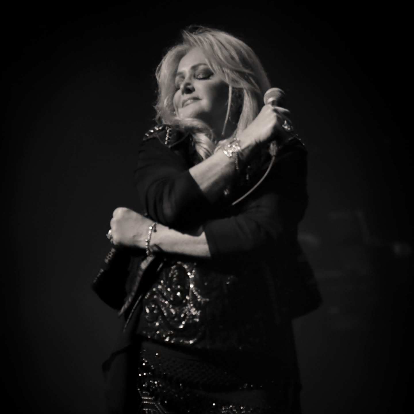 Bonnie Tyler falleció a los 75 años en un hospital de Portugal, donde permanecía bajo tratamiento médico tras sufrir complicaciones derivadas de una cirugía intestinal de emergencia.