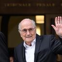 El expresidente de la FIFA Joseph Blatter saluda a los periodistas al salir del Tribunal Penal Federal de Suiza después del primer día de su juicio por un presunto pago fraudulento el 8 de junio de 2022 en la ciudad sureña de Bellinzona