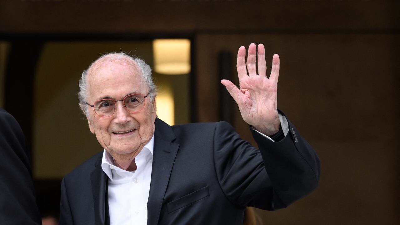 El expresidente de la FIFA Joseph Blatter saluda a los periodistas al salir del Tribunal Penal Federal de Suiza después del primer día de su juicio por un presunto pago fraudulento el 8 de junio de 2022 en la ciudad sureña de Bellinzona