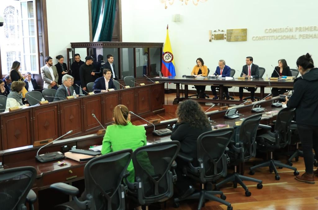 El ministro Guillermo Reyes asistió a la sesión de la Comisión Accidental del Metro de Bogotá.