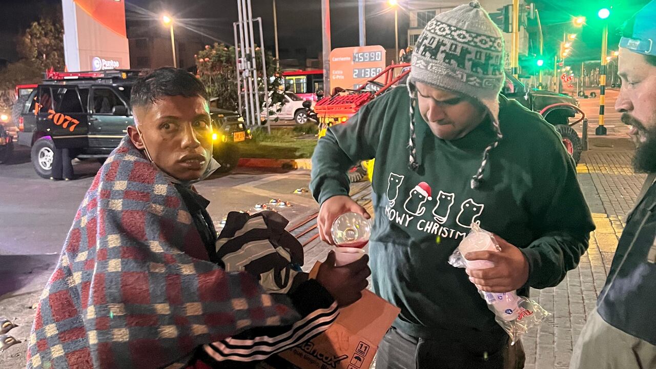 Los héroes de las inundaciones de Autopista Norte ahora salieron a repartir desayunos y ropa a la calle.