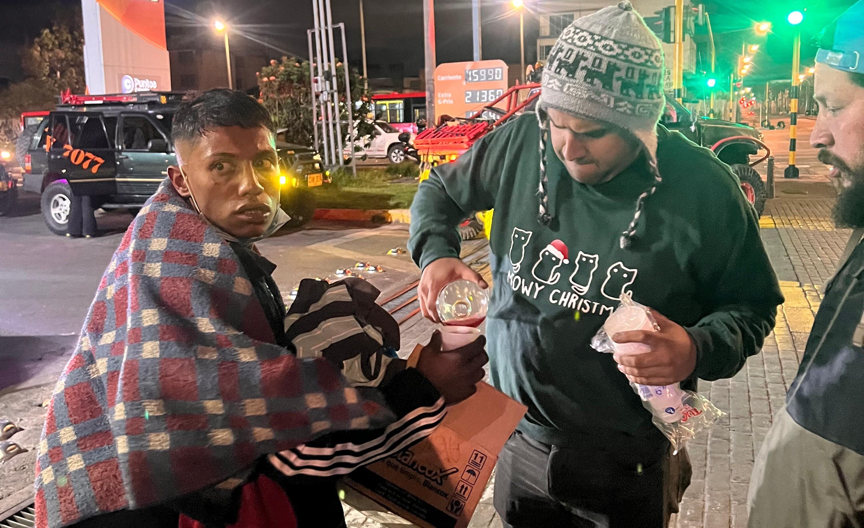 Los héroes de las inundaciones de Autopista Norte ahora salieron a repartir desayunos y ropa a la calle.