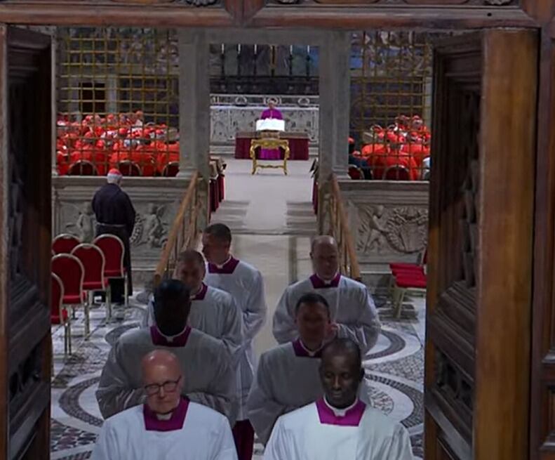 Se retiran todas las personas de la Capilla Sixtina