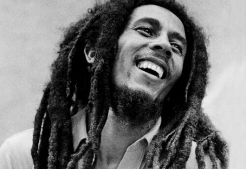 La imagen del reggae, el jamaiquino Bob Marley partió de este mundo en 1981 cuando tenía 36 años y a causa del cáncer. Su fortuna, es calculada en aproximadamente US$17 millones tras la venta de 75 millones de álbumes en los últimos 20 años, según Forbes. 