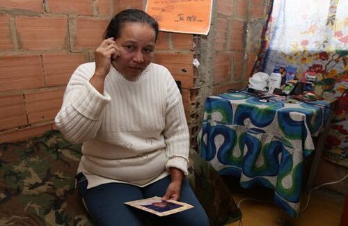 Doña Elvira Vásquez recibió la noticia de muerte de su hijo, el joven Joaquín Castro, de 27 años de edad, la semana pasada. La Fiscalía General y Medicina Legal confirmaron la noticia. (Foto: Daniel Reina- SEMANA)