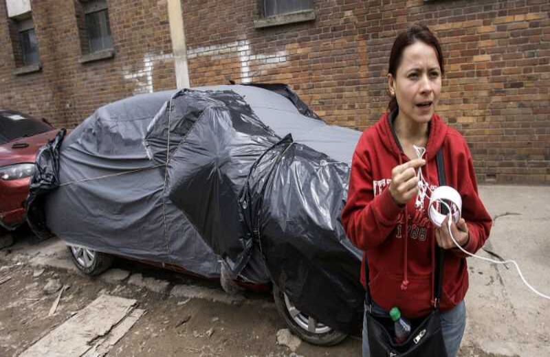 Marcela Alegría, propietaria de un Nissan Versa 2015, tuvo que pagar 60.000 pesos para que le ubicaran en un espacio su carro. Foto: Carlos Julio Martínez / SEMANA..