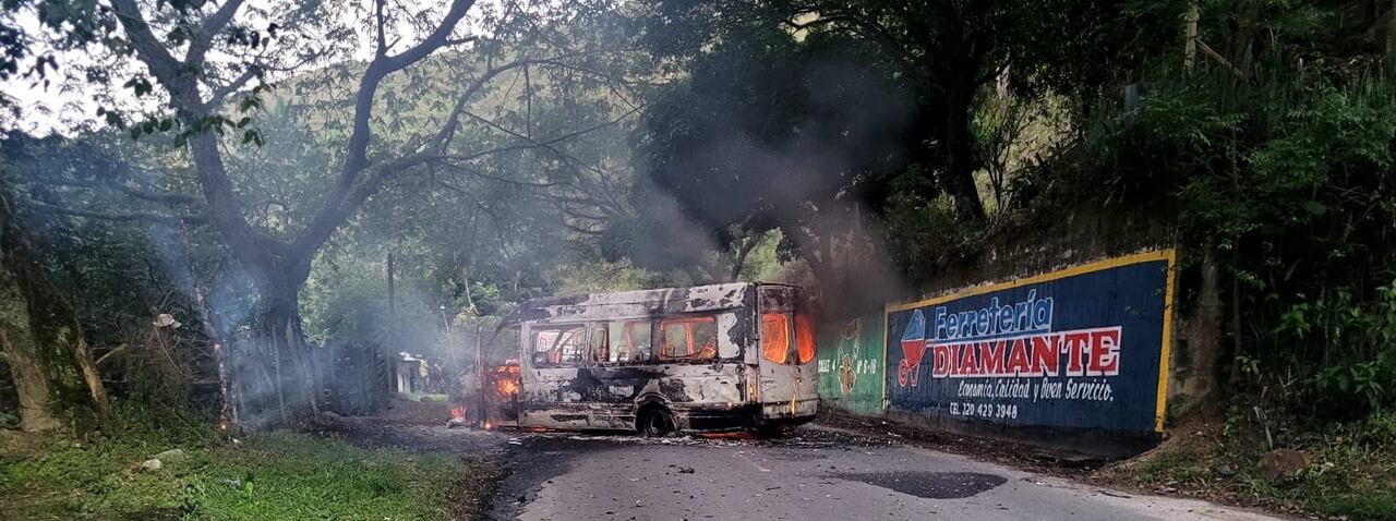 El bus quedó totalmente incinerado.