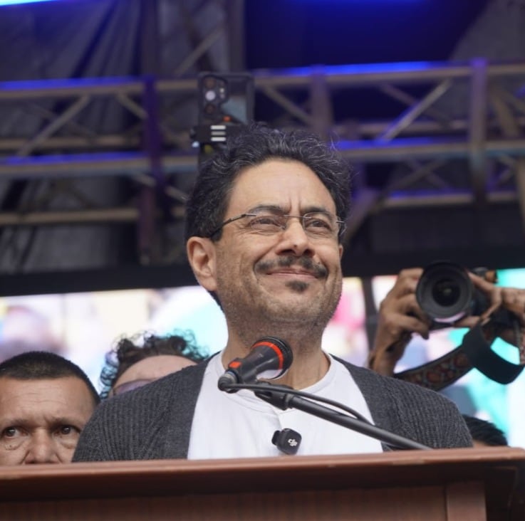El candidato presidencial Iván Cepeda realizó el cierre de su campaña en un sector de clase media de Bogotá, donde insistió en la necesidad de recuperar el respaldo de ese segmento del electorado