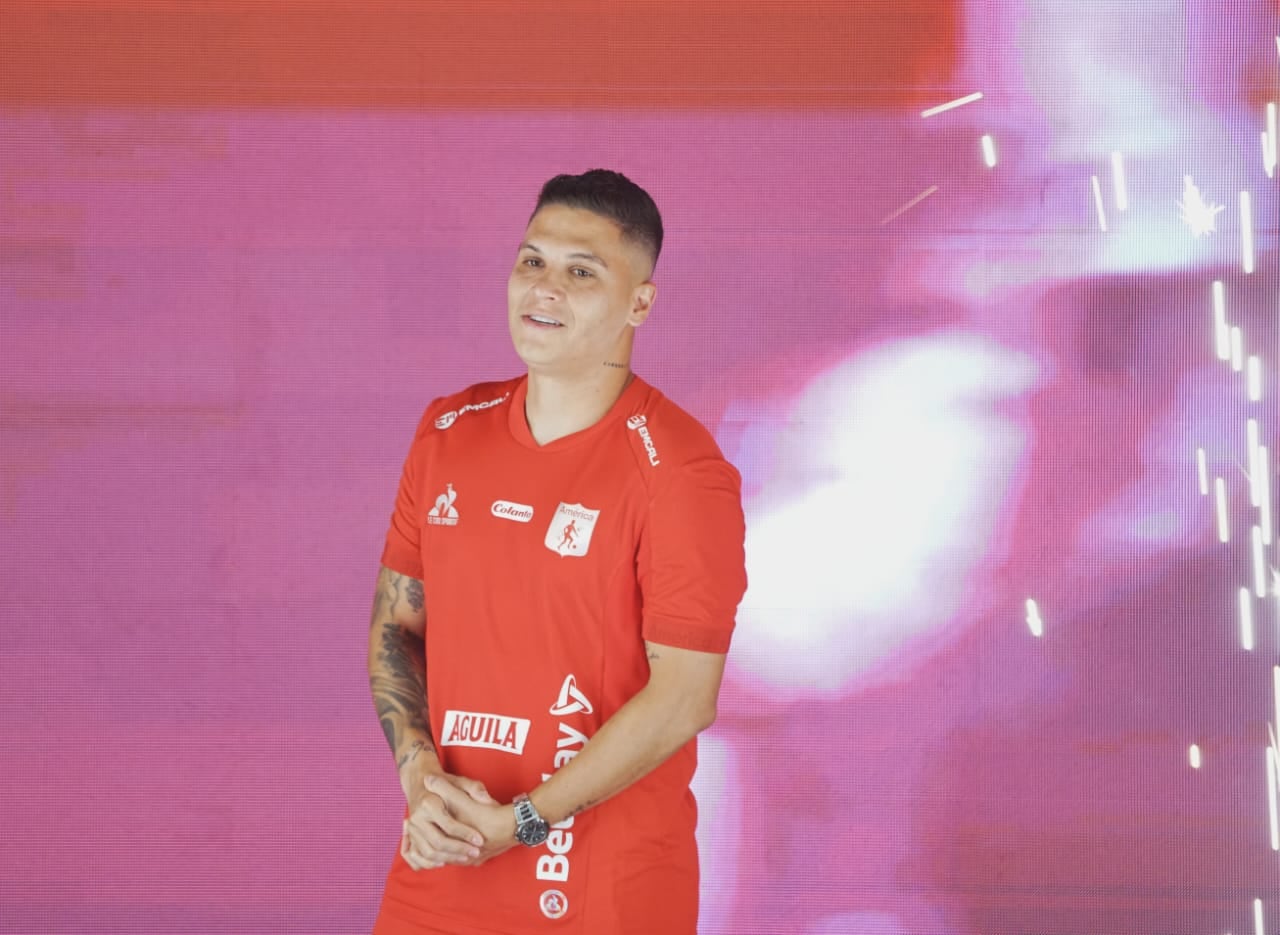 Juan Fernando Quintero en su presentación como nuevo mediocampista del América de Cali.