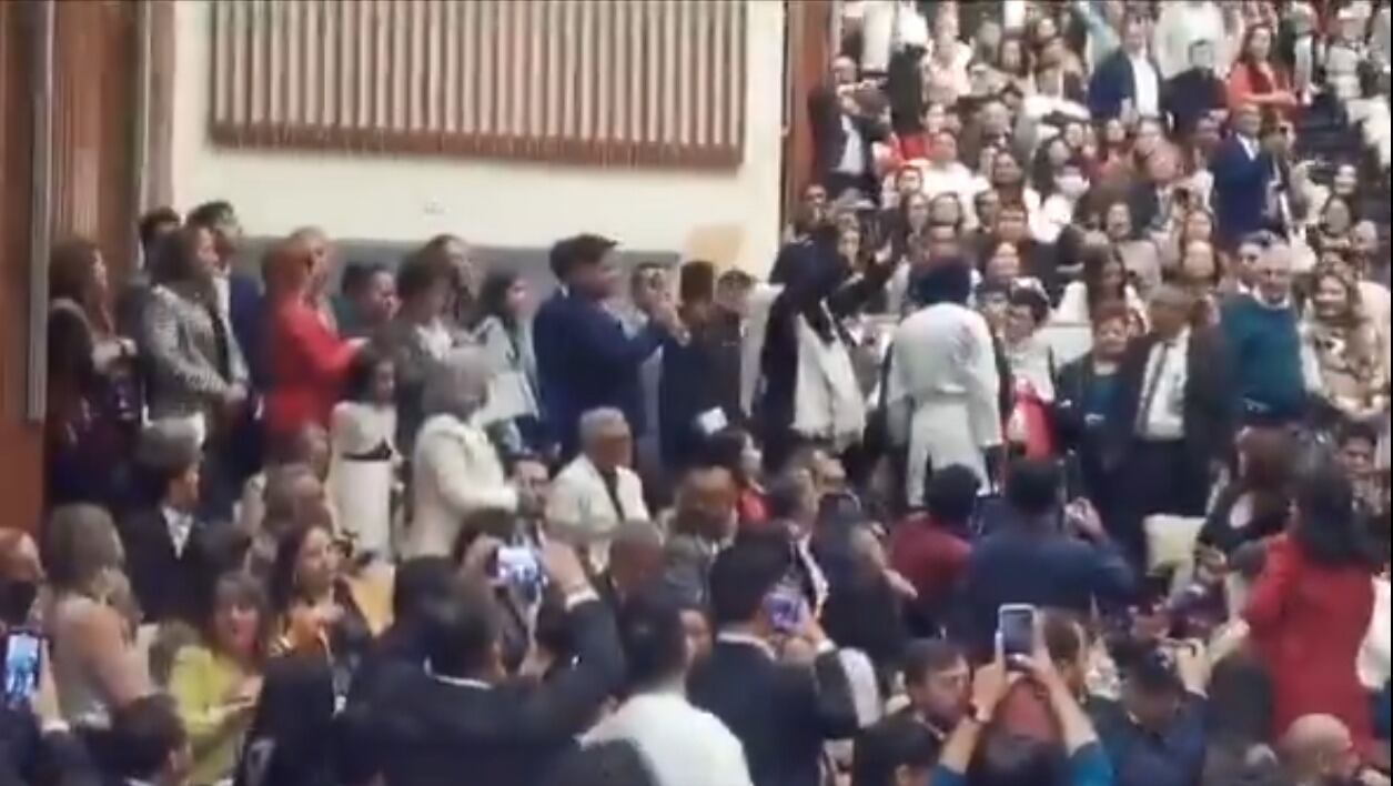 El incidente interrumpió momentáneamente los actos protocolarios y generó un fuerte malestar entre los asistentes.