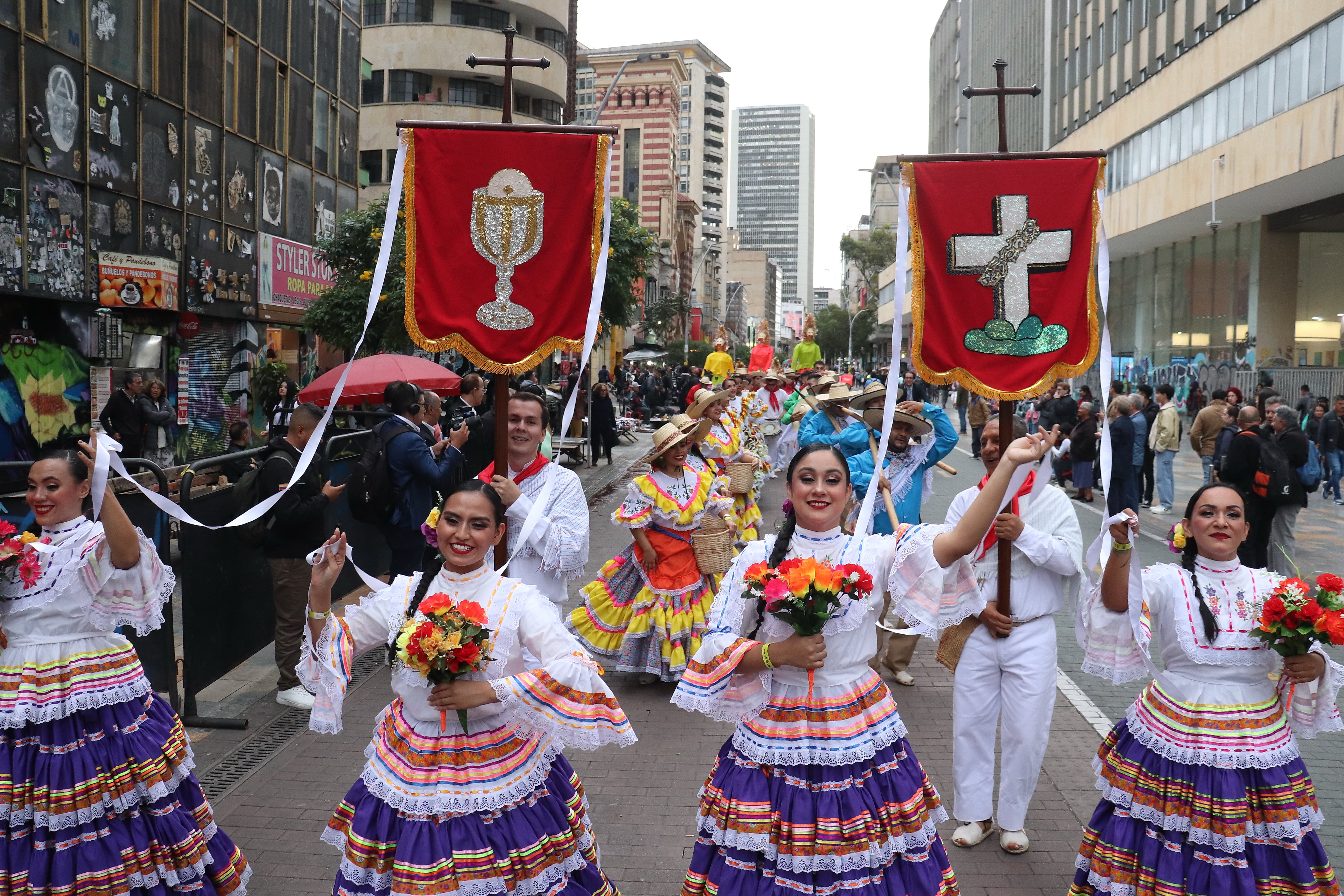 LA ALACALDÍA DE IBAGUÉ Y LA GOBERNACIÓN DEL TOLIMA  PRESENTARON EN EL TEATRO JORGE ELIECER GAITÁN DE BOGOTÁ EL FESTIVAL FOLCLÓRICO COLOMBIANO QUE SE REALIZARÁ DEL 15 AL 30 DE JUNIO EN IBAGUÉ.