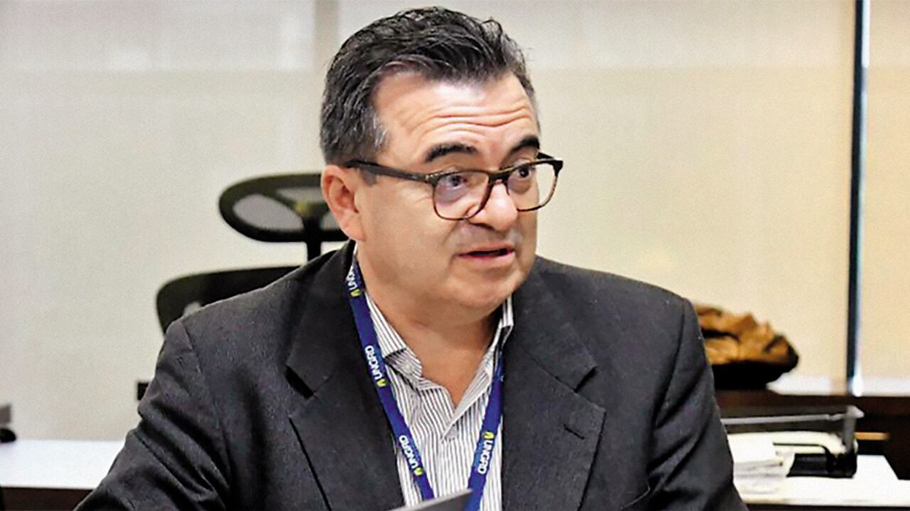 El director de la UNGRD, Olmedo de Jesús López Martínez, ha sido cuestionado a causa de su gestión y por contratar personas recomendadas por otros funcionarios o políticos.