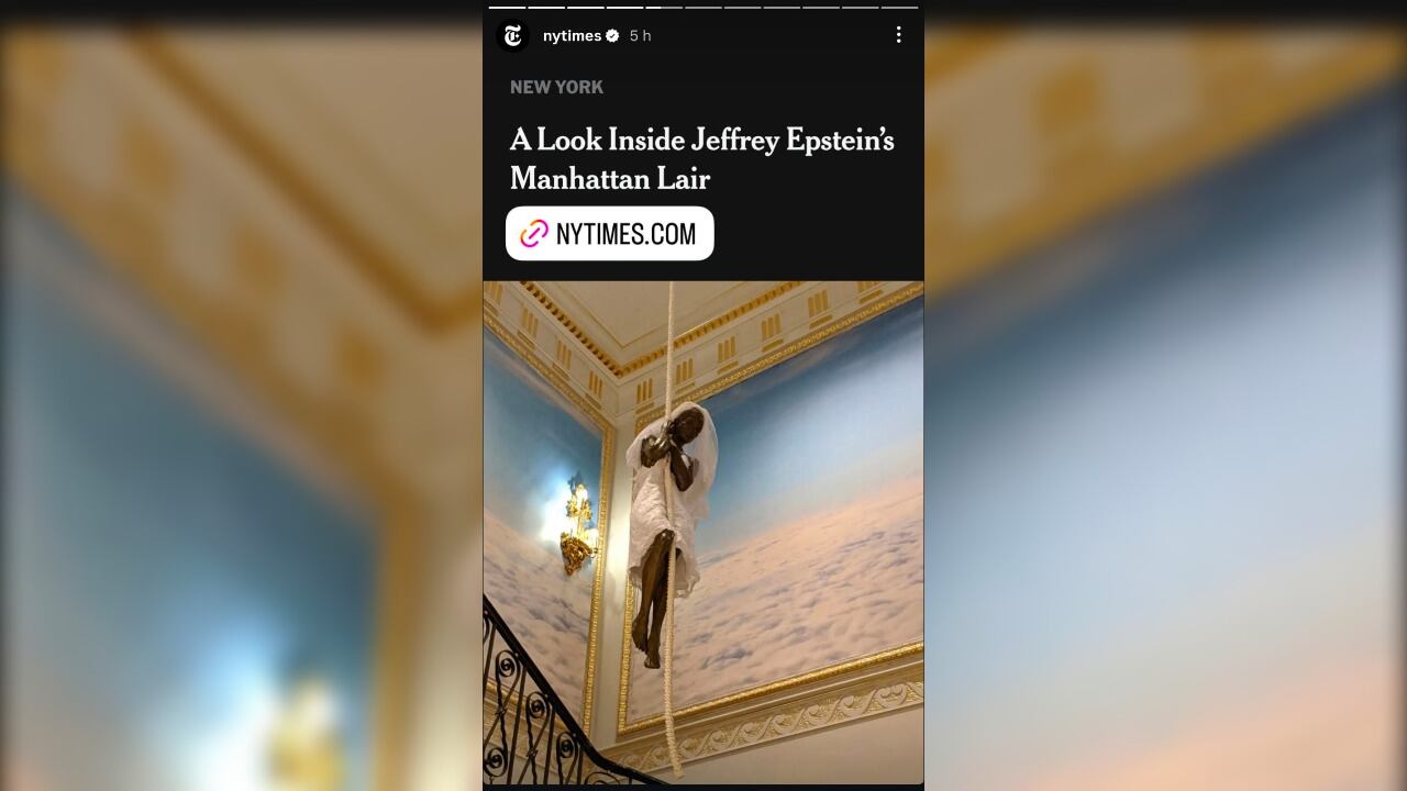 La figura de una novia colgada que está en la mansión de Jeffrey Epstein, en Nueva York (Estados Unidos)