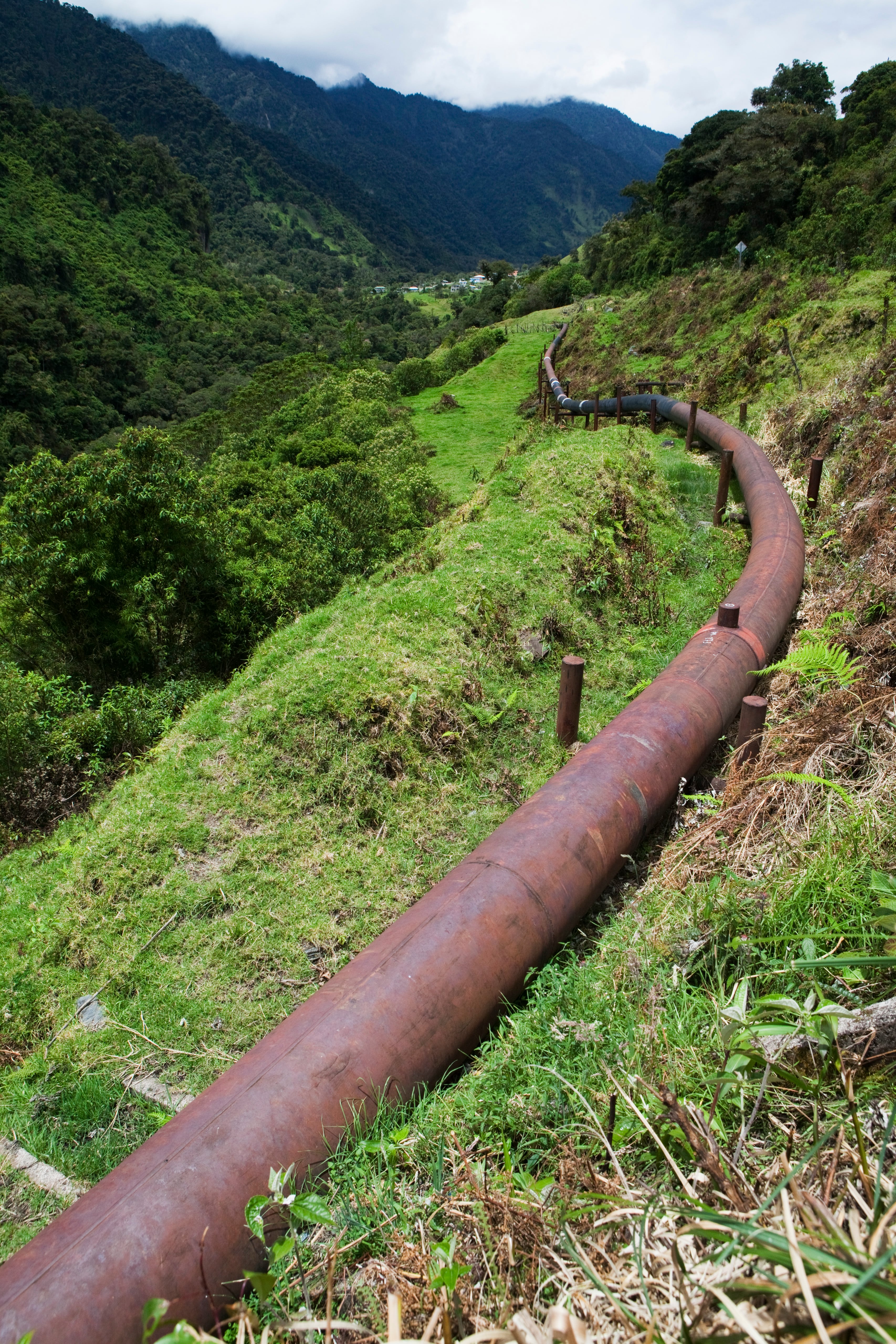 Oleoducto Transecuatoriano (SOTE), operado por la empresa petrolera estatal Petroecuador y construido en 1972 para Texaco-Gulf (al este de Quito).