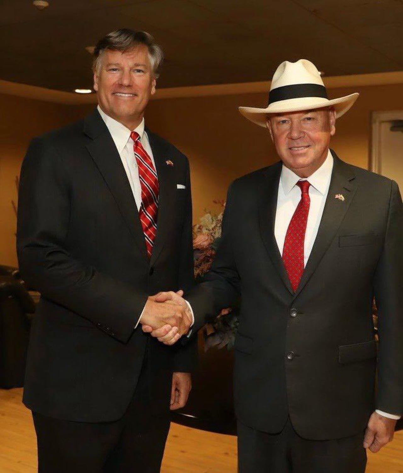 Christopher Landau y el embajador de Estados Unidos en Colombia, John McNamara.