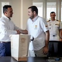 Pedro Sánchez, ministro de Defensa, y el gobernador de Bolívar, Yamil Arana.