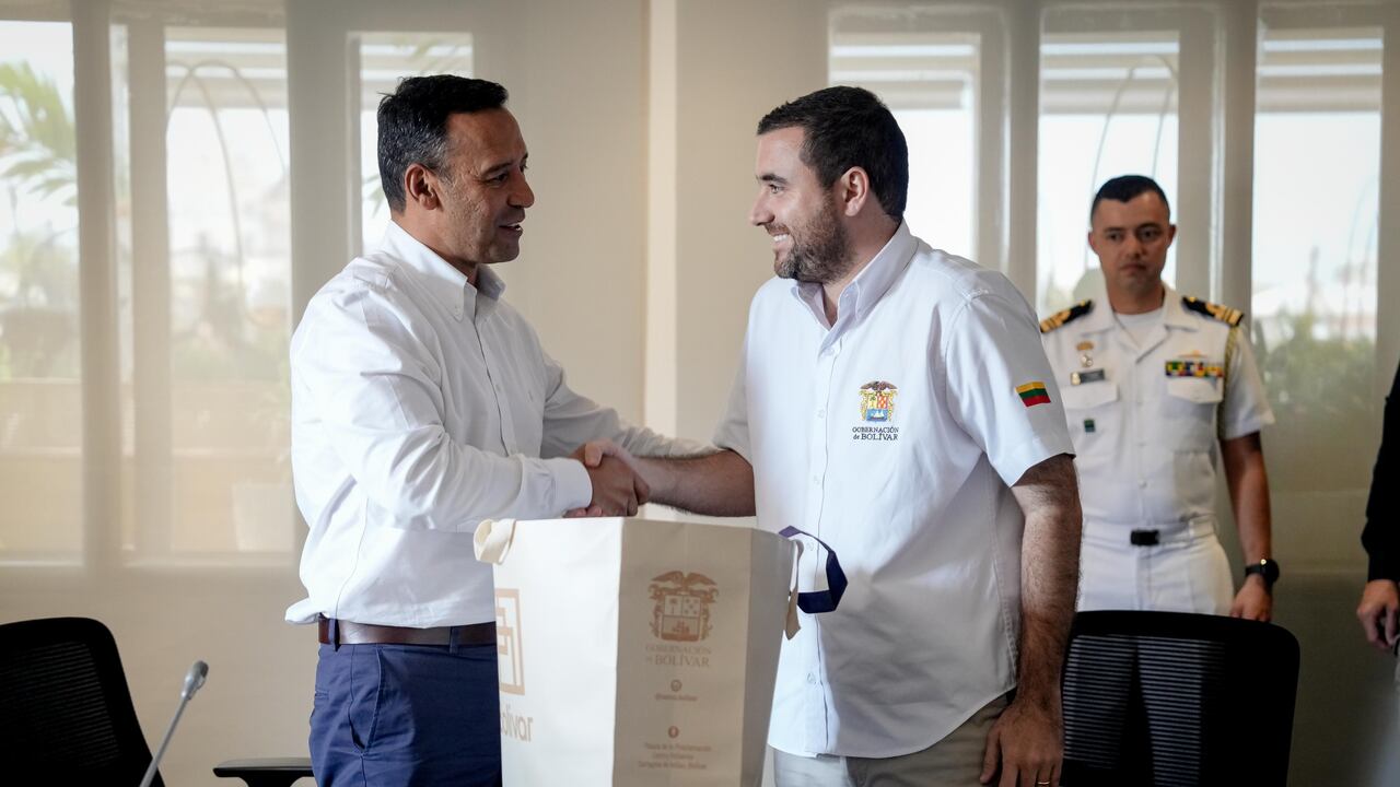 Pedro Sánchez, ministro de Defensa, y el gobernador de Bolívar, Yamil Arana.