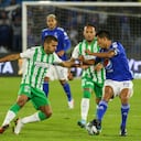 David Silva Millonarios y Jhon Duque de Atletico Nacional disputan la pelota.